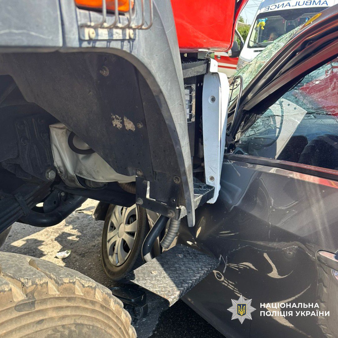 Зіткнулася з  пожежною машиною та ледь не вбила жінку й дитину юна водійка Hyundai Elantra: Новини Харкова